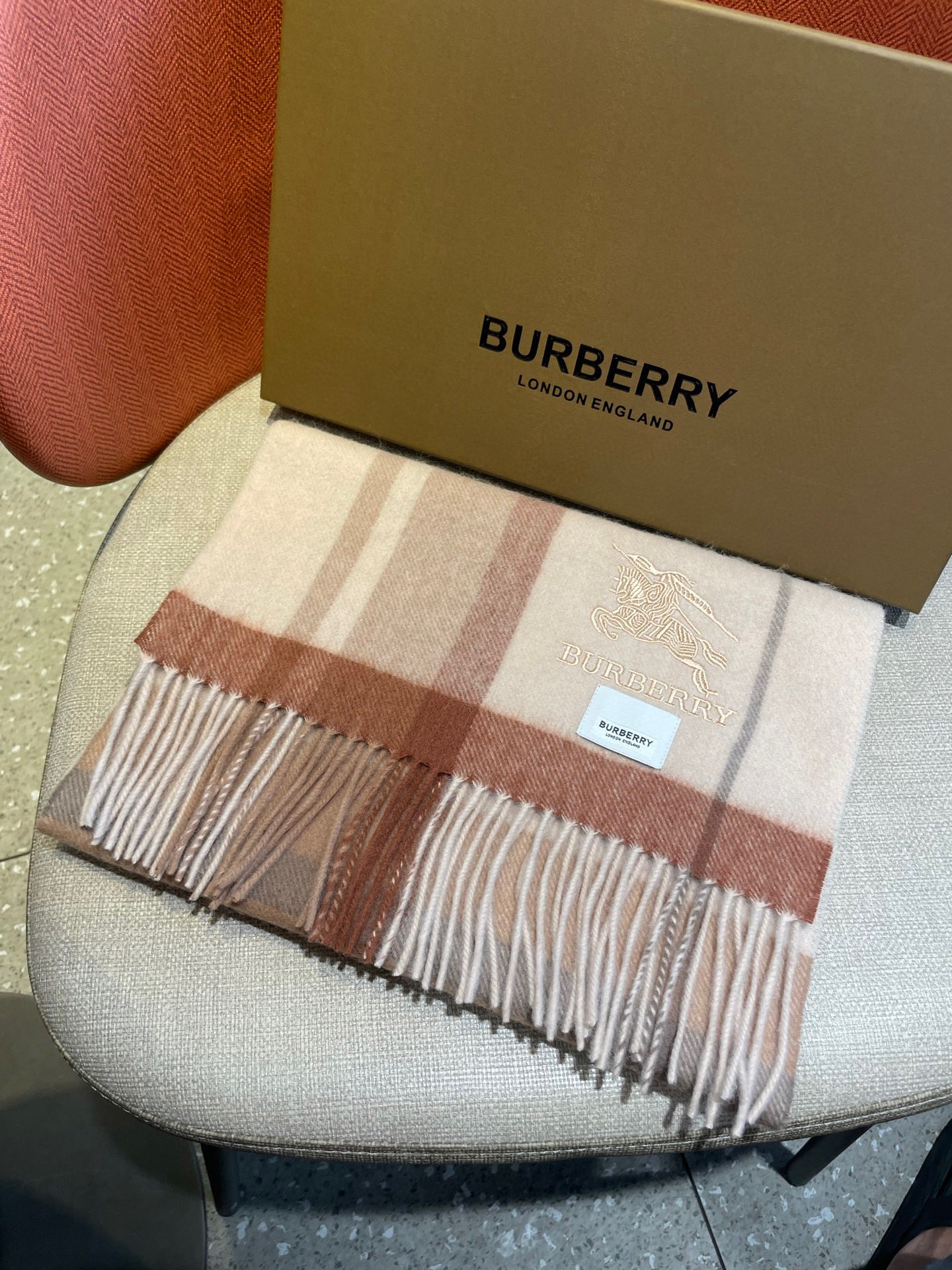 巴宝莉Bur羊绒格子好看的要疯掉了，太有型太有魅力了！！！非常斯文时尚的秋冬单品！真的很喜欢，非常Cla