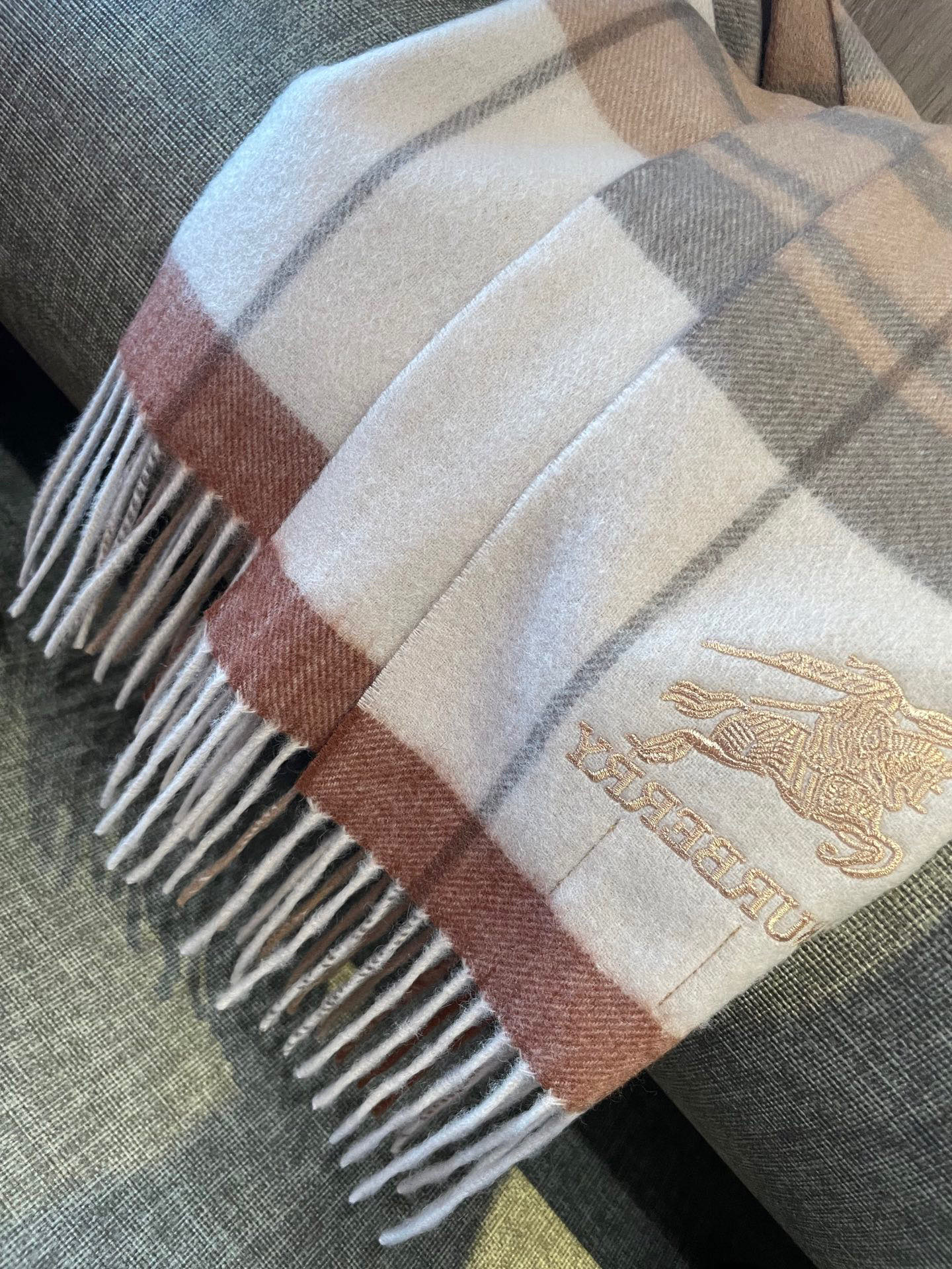 巴宝莉Bur羊绒格子好看的要疯掉了，太有型太有魅力了！！！非常斯文时尚的秋冬单品！真的很喜欢，非常Cla