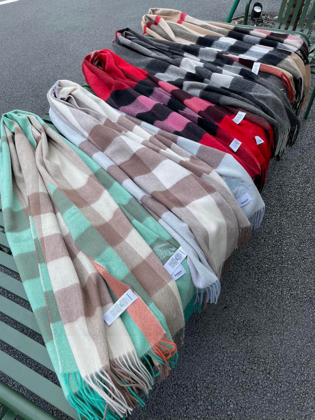 ☀️巴宝莉经典格子万年款，bbr战马刺绣🪡经典【大格披肩】品质手感好到不行‼️100%羊羔绒♨️高尖端产