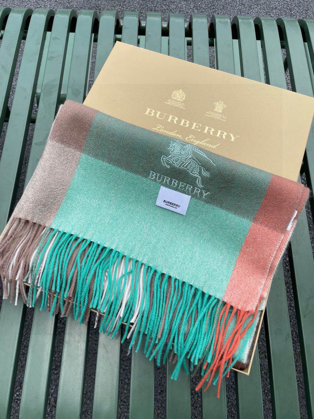 ☀️巴宝莉经典格子万年款，bbr战马刺绣🪡经典【大格披肩】品质手感好到不行‼️100%羊羔绒♨️高尖端产