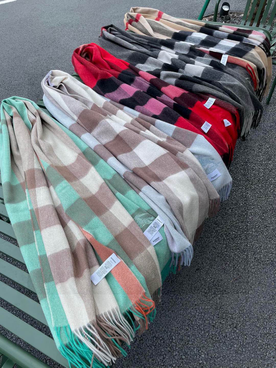 ☀️巴宝莉经典格子万年款，bbr战马刺绣🪡经典【大格披肩】品质手感好到不行‼️100%羊羔绒♨️高尖端产