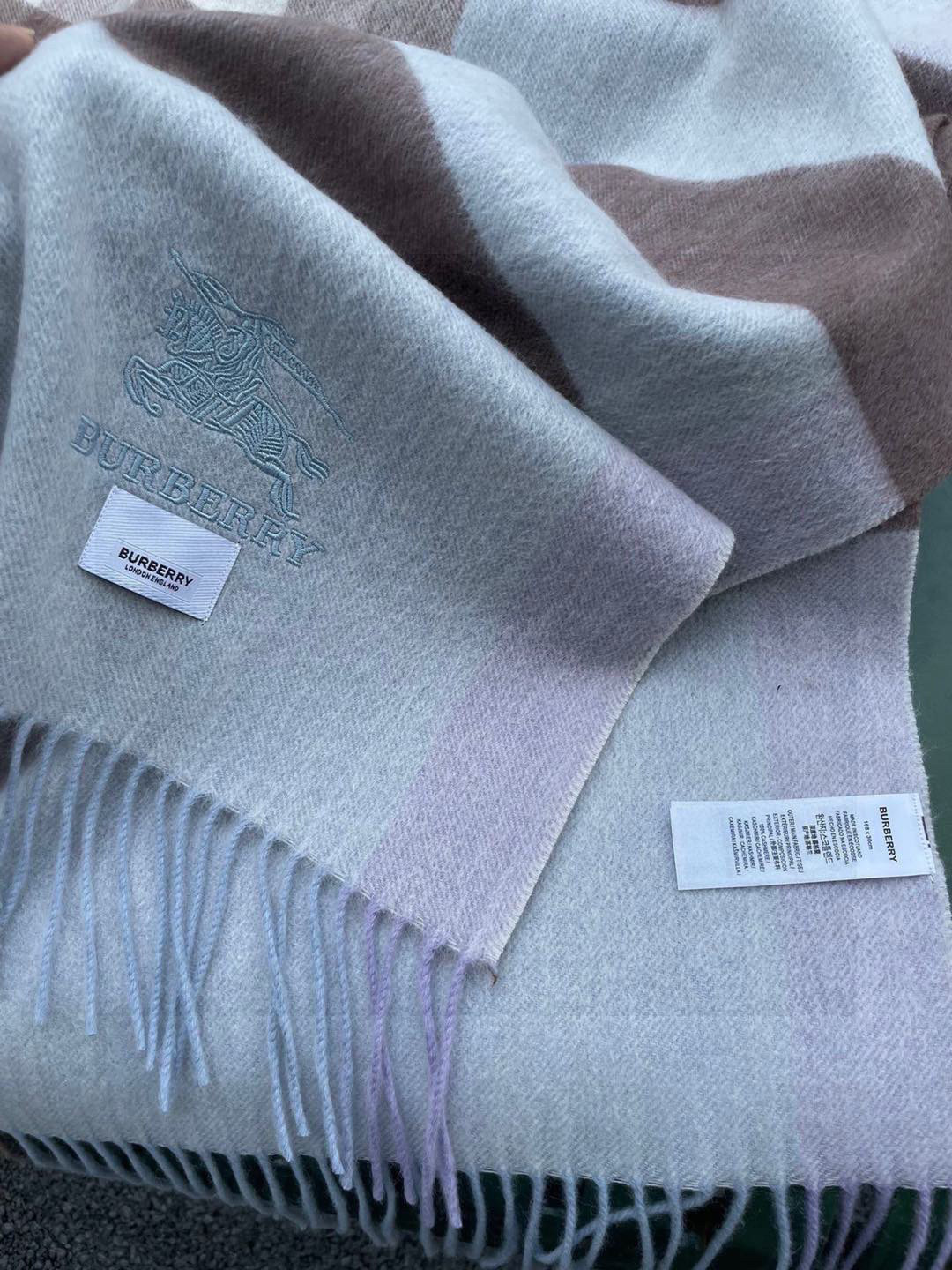 ☀️巴宝莉经典格子万年款，bbr战马刺绣🪡经典【大格披肩】品质手感好到不行‼️100%羊羔绒♨️高尖端产
