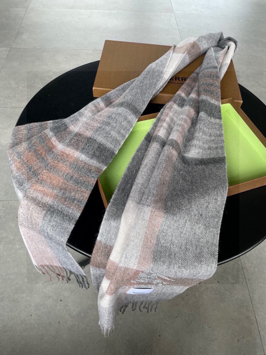 巴宝莉Bur羊绒格子好看的要疯掉了，太有型太有魅力了！！！非常斯文时尚的秋冬单品！真的很喜欢，非常Cla