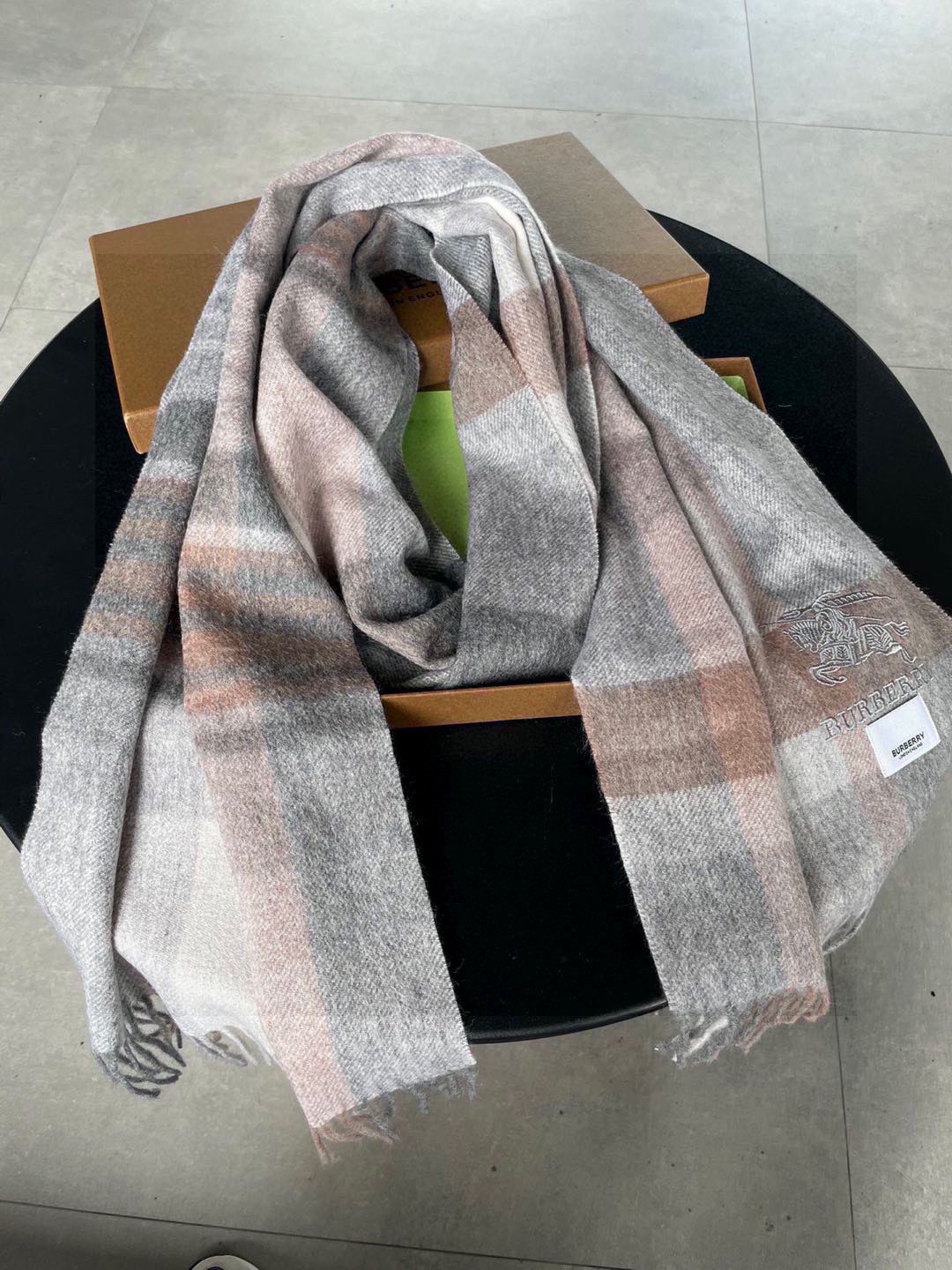 巴宝莉Bur羊绒格子好看的要疯掉了，太有型太有魅力了！！！非常斯文时尚的秋冬单品！真的很喜欢，非常Cla