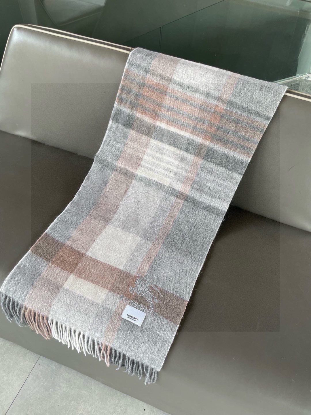 巴宝莉Bur羊绒格子好看的要疯掉了，太有型太有魅力了！！！非常斯文时尚的秋冬单品！真的很喜欢，非常Cla