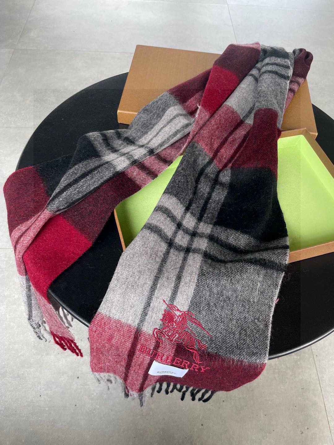 巴宝莉Bur羊绒格子好看的要疯掉了，太有型太有魅力了！！！非常斯文时尚的秋冬单品！真的很喜欢，非常Cla