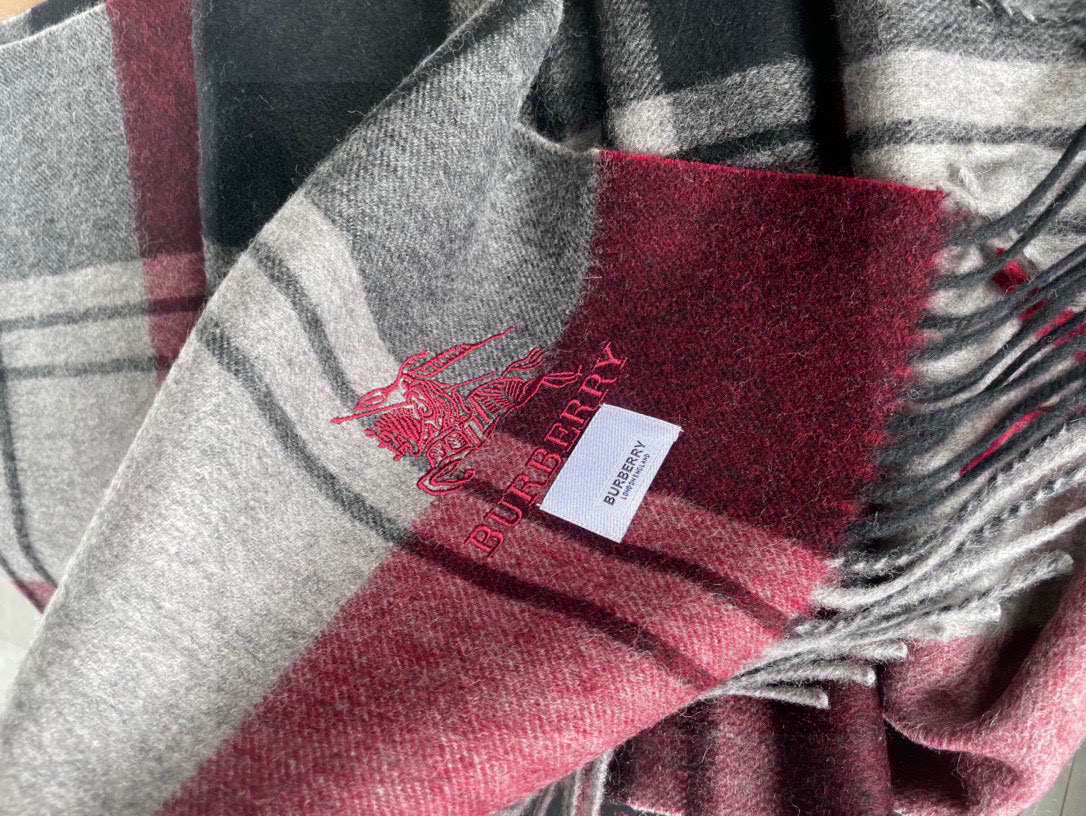 巴宝莉Bur羊绒格子好看的要疯掉了，太有型太有魅力了！！！非常斯文时尚的秋冬单品！真的很喜欢，非常Cla