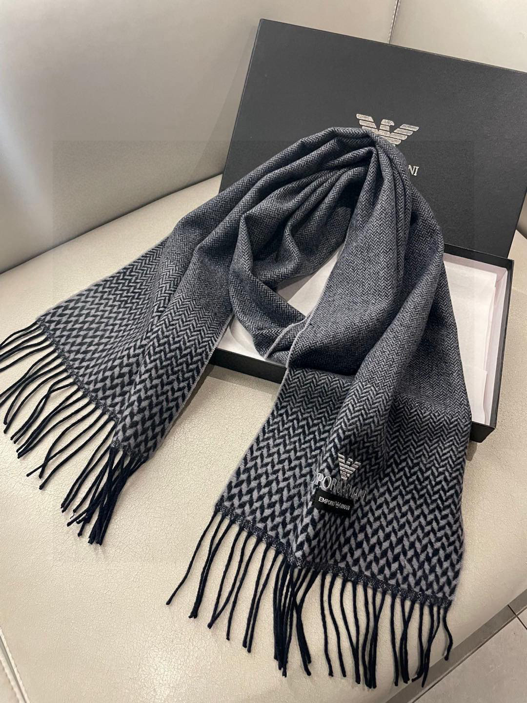 。阿玛尼海外专柜条纹拼色最新男士羊羔毛围巾～惊爆上架🎉国内专柜都没上架，从款式到面料都很赞🎻，经典的条纹