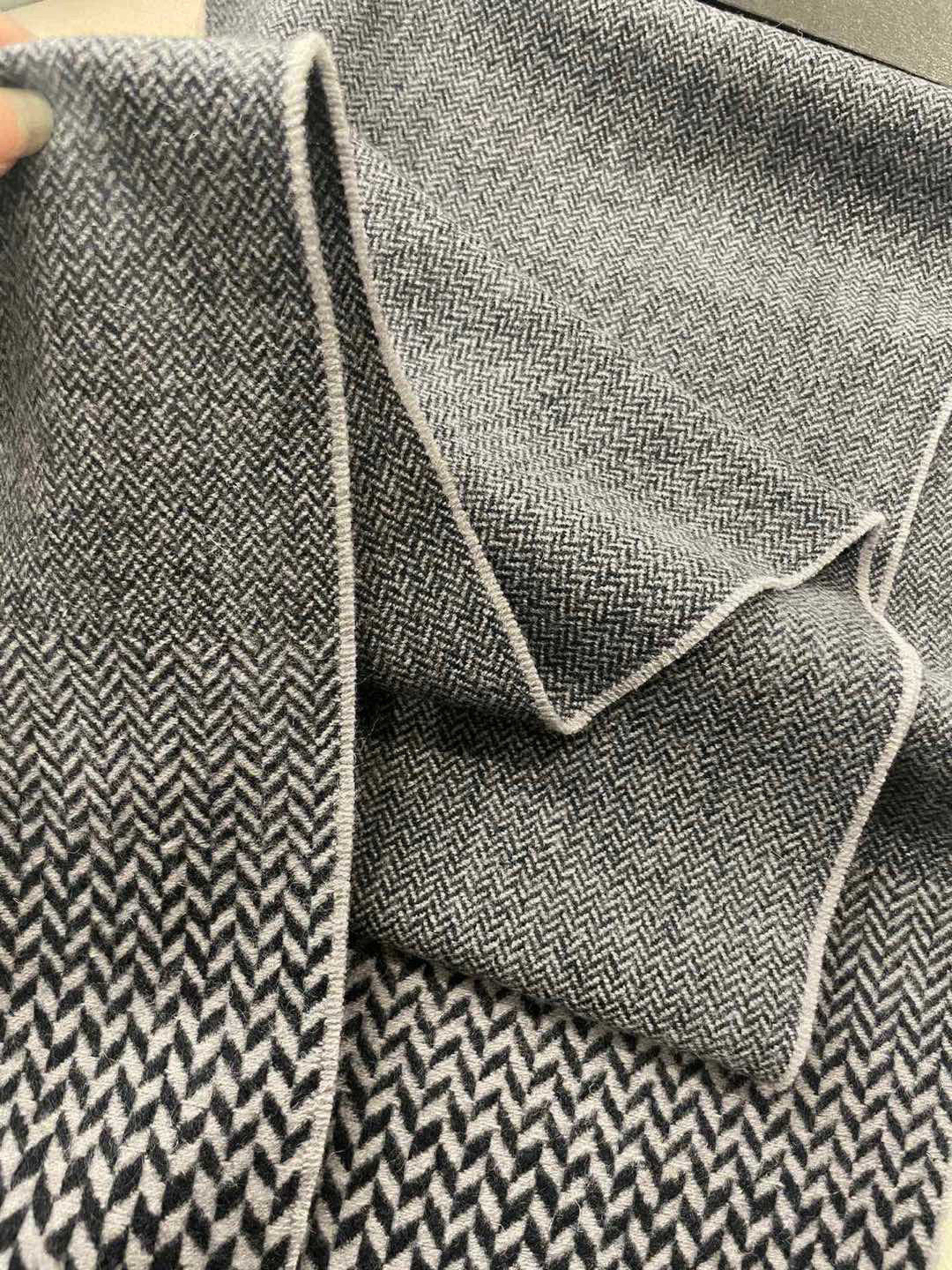 。阿玛尼海外专柜条纹拼色最新男士羊羔毛围巾～惊爆上架🎉国内专柜都没上架，从款式到面料都很赞🎻，经典的条纹