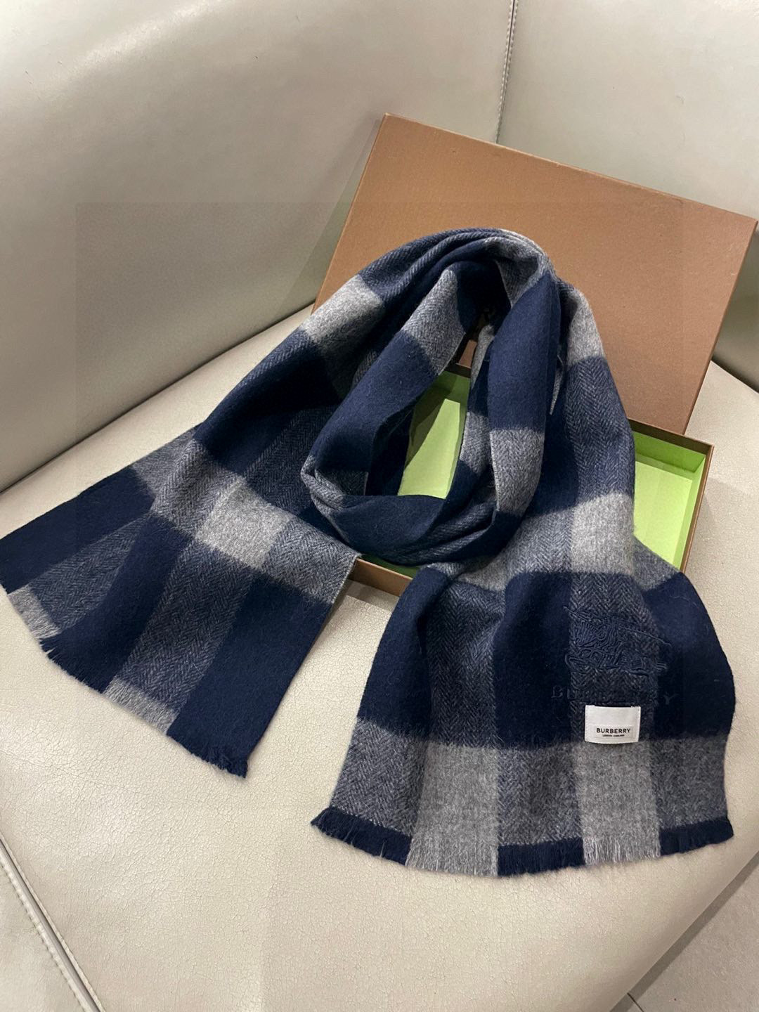 巴宝莉Bur新款羊绒男士格子好看的要疯掉了，太有型太有魅力了！！！非常斯文时尚的秋冬单品！真的很喜欢，非