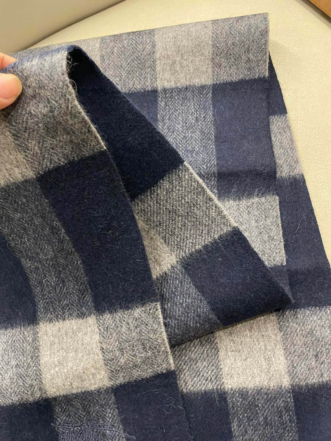 巴宝莉Bur新款羊绒男士格子好看的要疯掉了，太有型太有魅力了！！！非常斯文时尚的秋冬单品！真的很喜欢，非