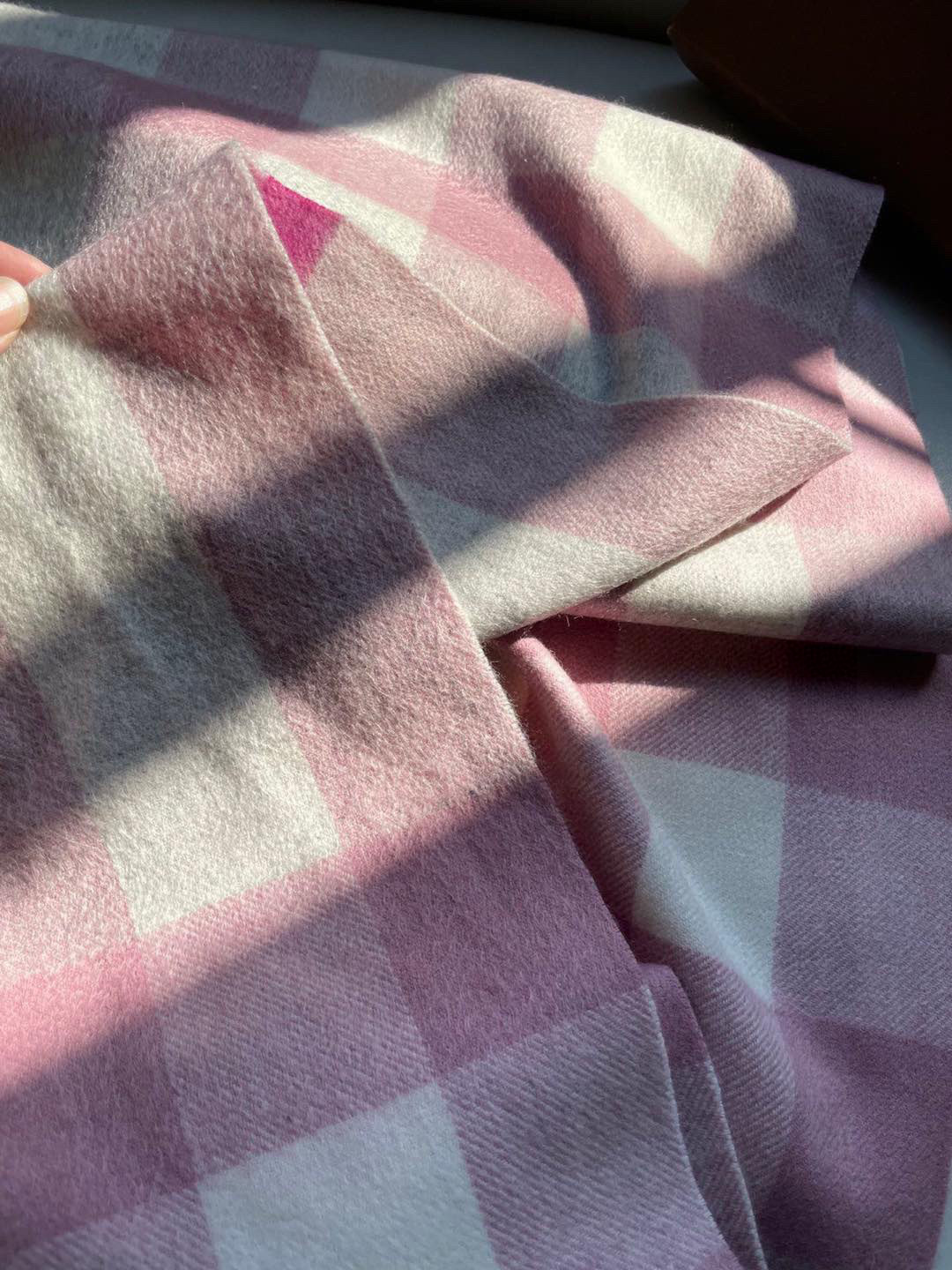 🎊巴宝莉经典格纹爆款💥 永不过时100%顶极羔羊毛材质🔥非常保暖👑 柔软亲肤，不扎脖😍经典巴宝莉格纹设计