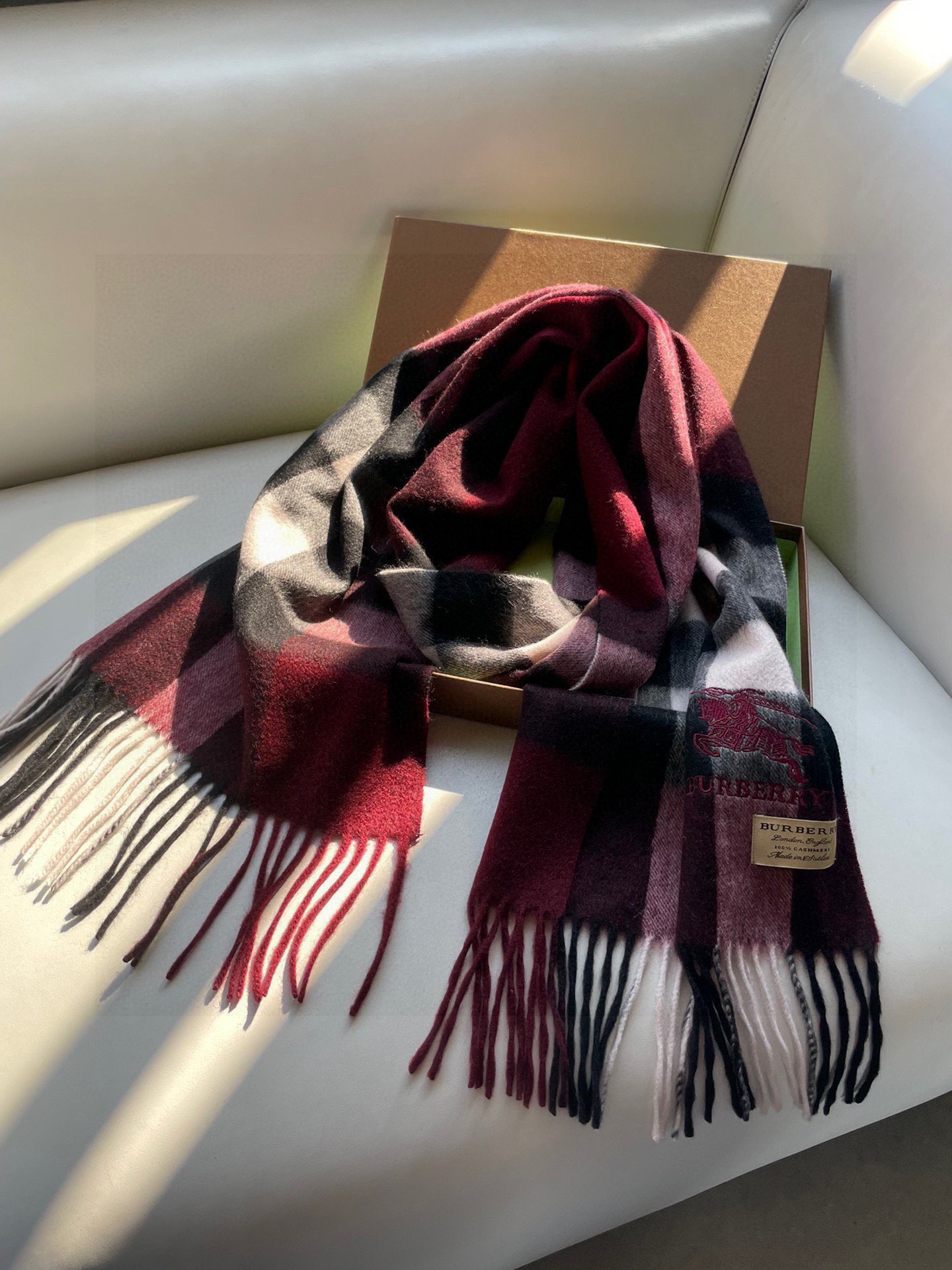 🎊巴宝莉经典格纹爆款💥 永不过时100%顶极羔羊毛材质🔥非常保暖👑 柔软亲肤，不扎脖😍经典巴宝莉格纹设计