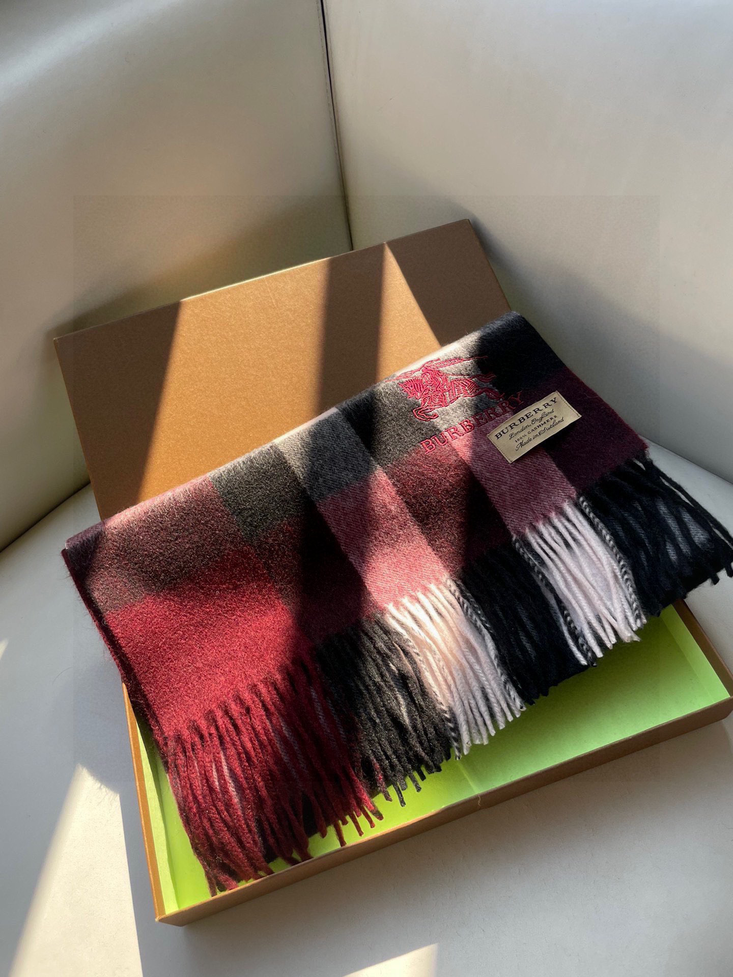 🎊巴宝莉经典格纹爆款💥 永不过时100%顶极羔羊毛材质🔥非常保暖👑 柔软亲肤，不扎脖😍经典巴宝莉格纹设计