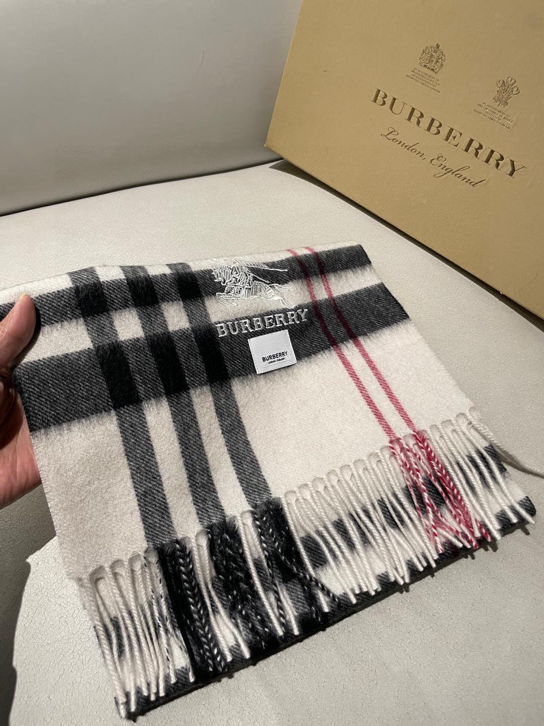 巴宝莉Bur羊绒格子好看的要疯掉了，太有型太有魅力了！！！非常斯文时尚的秋冬单品！真的很喜欢，非常Cla