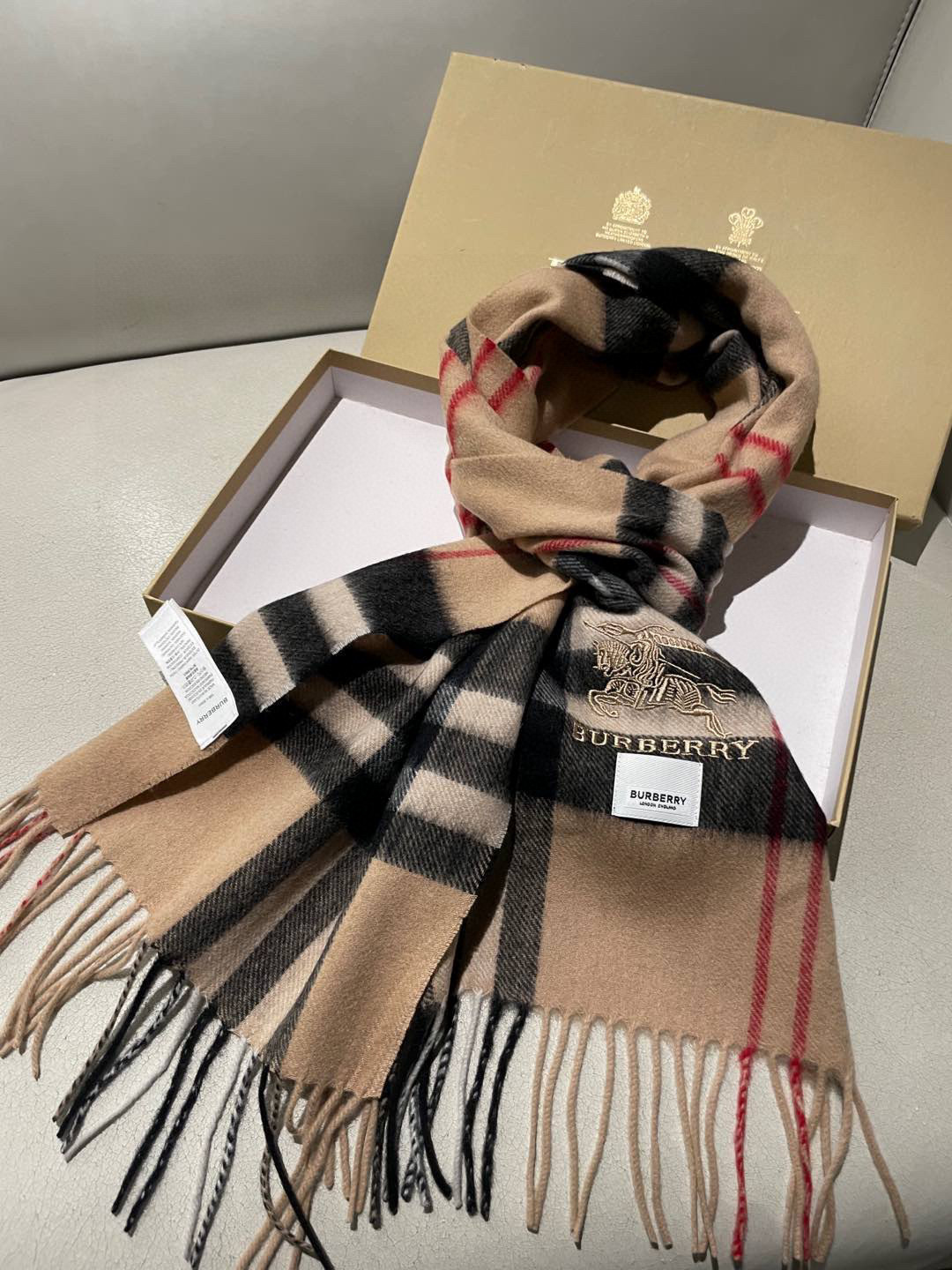 巴宝莉Bur羊绒格子好看的要疯掉了，太有型太有魅力了！！！非常斯文时尚的秋冬单品！真的很喜欢，非常Cla