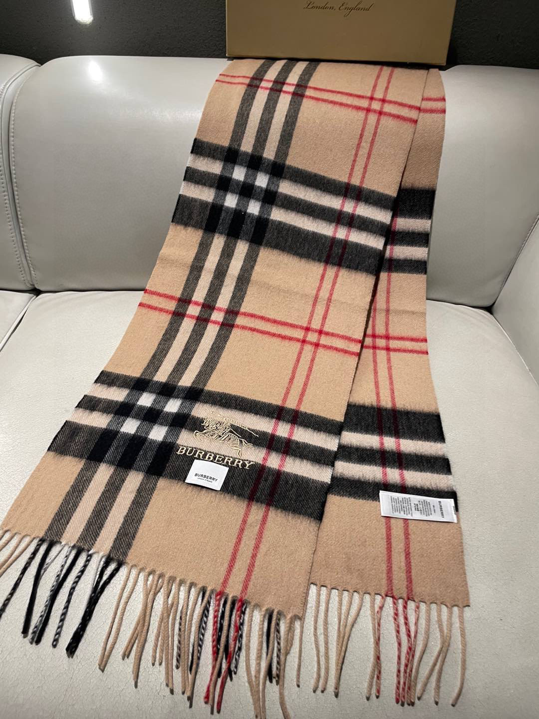 巴宝莉Bur羊绒格子好看的要疯掉了，太有型太有魅力了！！！非常斯文时尚的秋冬单品！真的很喜欢，非常Cla