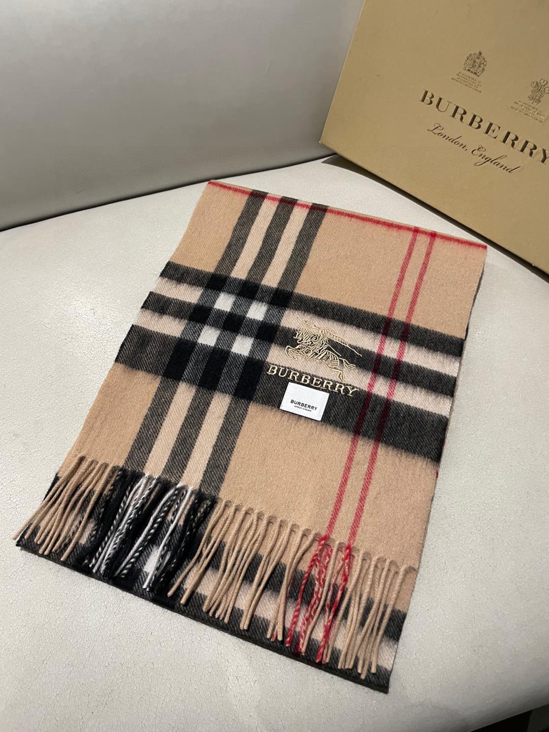 巴宝莉Bur羊绒格子好看的要疯掉了，太有型太有魅力了！！！非常斯文时尚的秋冬单品！真的很喜欢，非常Cla