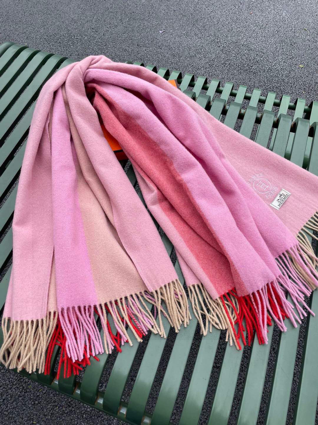 ✨爱马仕最新款，H刺绣系列羊毛毯，大爱三配色。真的太喜欢爱马仕的这款配色了，真的是给家居生活注入新的活力