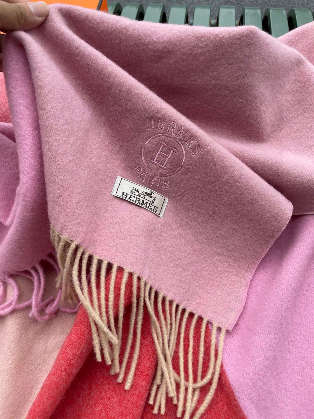 ✨爱马仕最新款，H刺绣系列羊毛毯，大爱三配色。真的太喜欢爱马仕的这款配色了，真的是给家居生活注入新的活力