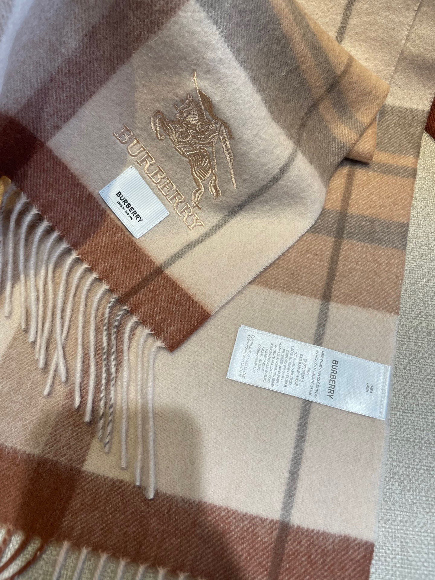 巴宝莉Bur羊绒格子好看的要疯掉了，太有型太有魅力了！！！非常斯文时尚的秋冬单品！真的很喜欢，非常Cla