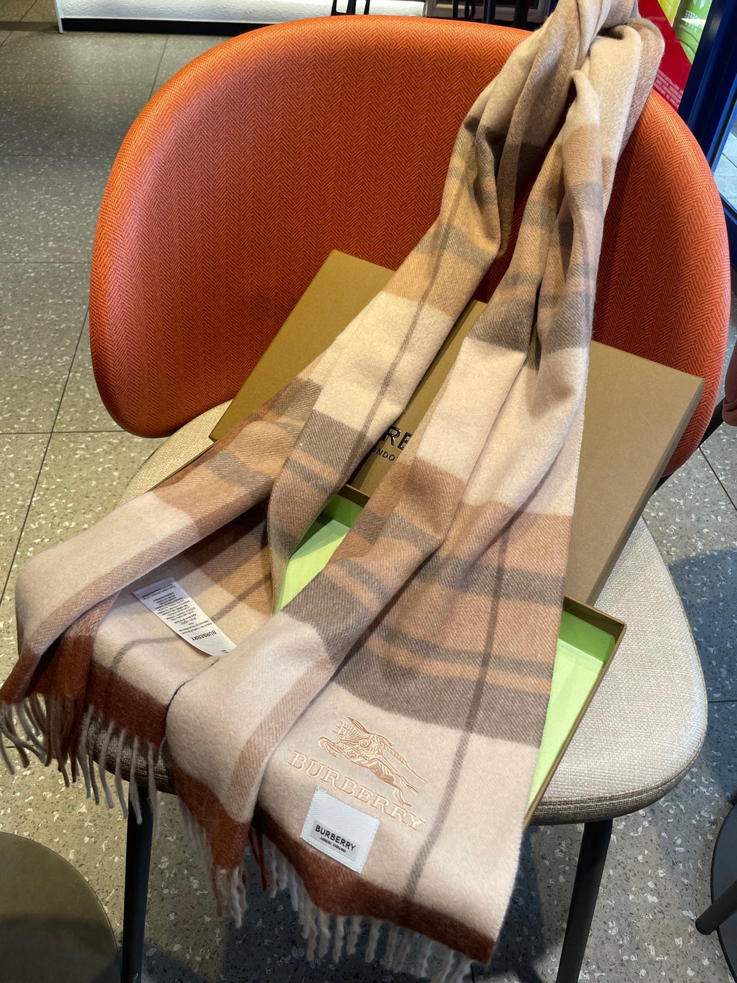 巴宝莉Bur羊绒格子好看的要疯掉了，太有型太有魅力了！！！非常斯文时尚的秋冬单品！真的很喜欢，非常Cla