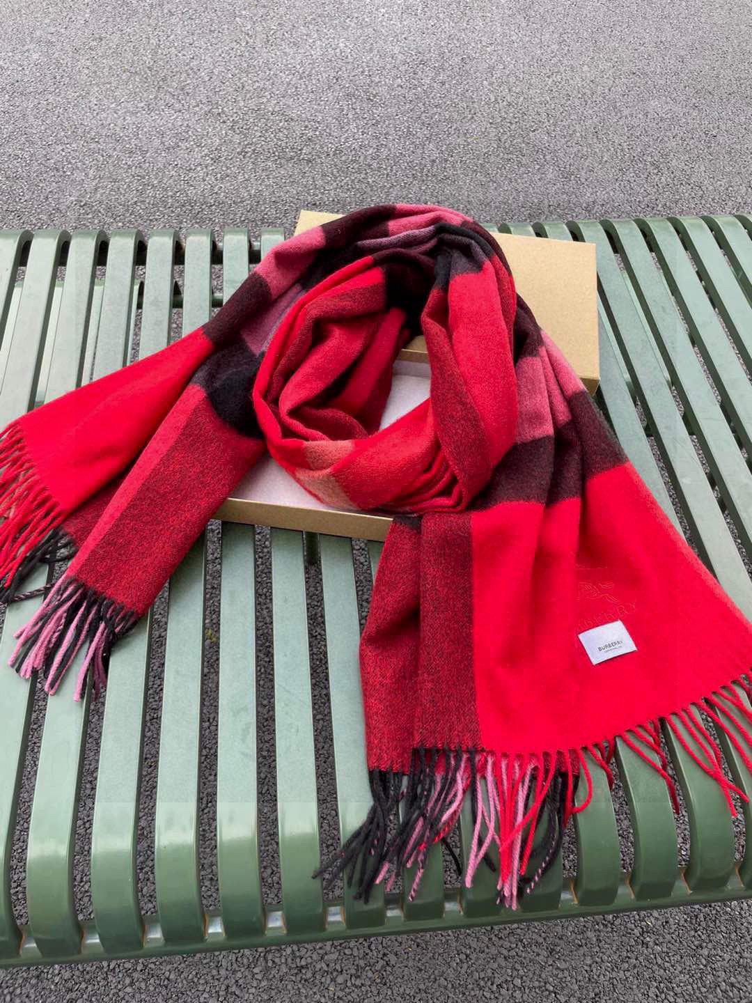 ☀️巴宝莉经典格子万年款，bbr战马刺绣🪡经典【大格披肩】品质手感好到不行‼️100%羊羔绒♨️高尖端产