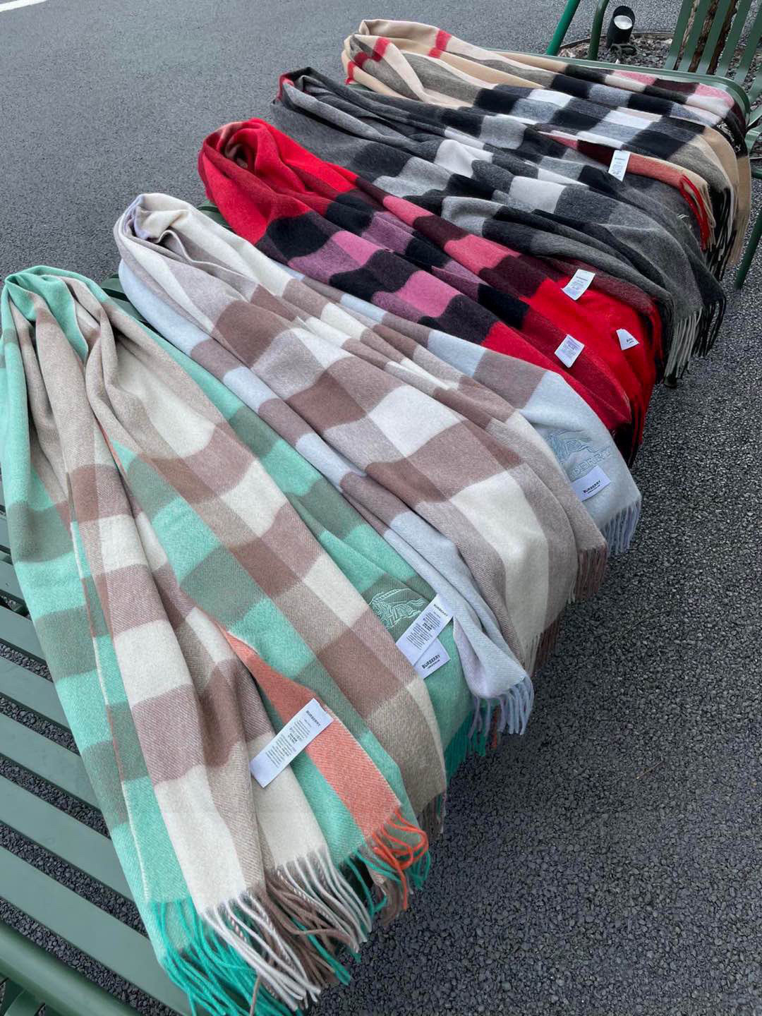 ☀️巴宝莉经典格子万年款，bbr战马刺绣🪡经典【大格披肩】品质手感好到不行‼️100%羊羔绒♨️高尖端产