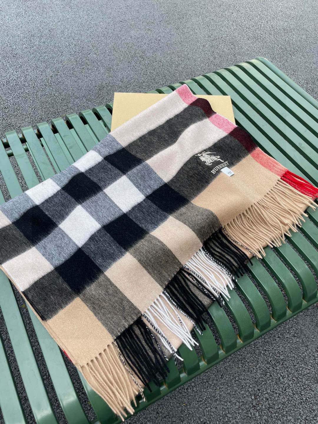 ☀️巴宝莉经典格子万年款，bbr战马刺绣🪡经典【大格披肩】品质手感好到不行‼️100%羊羔绒♨️高尖端产