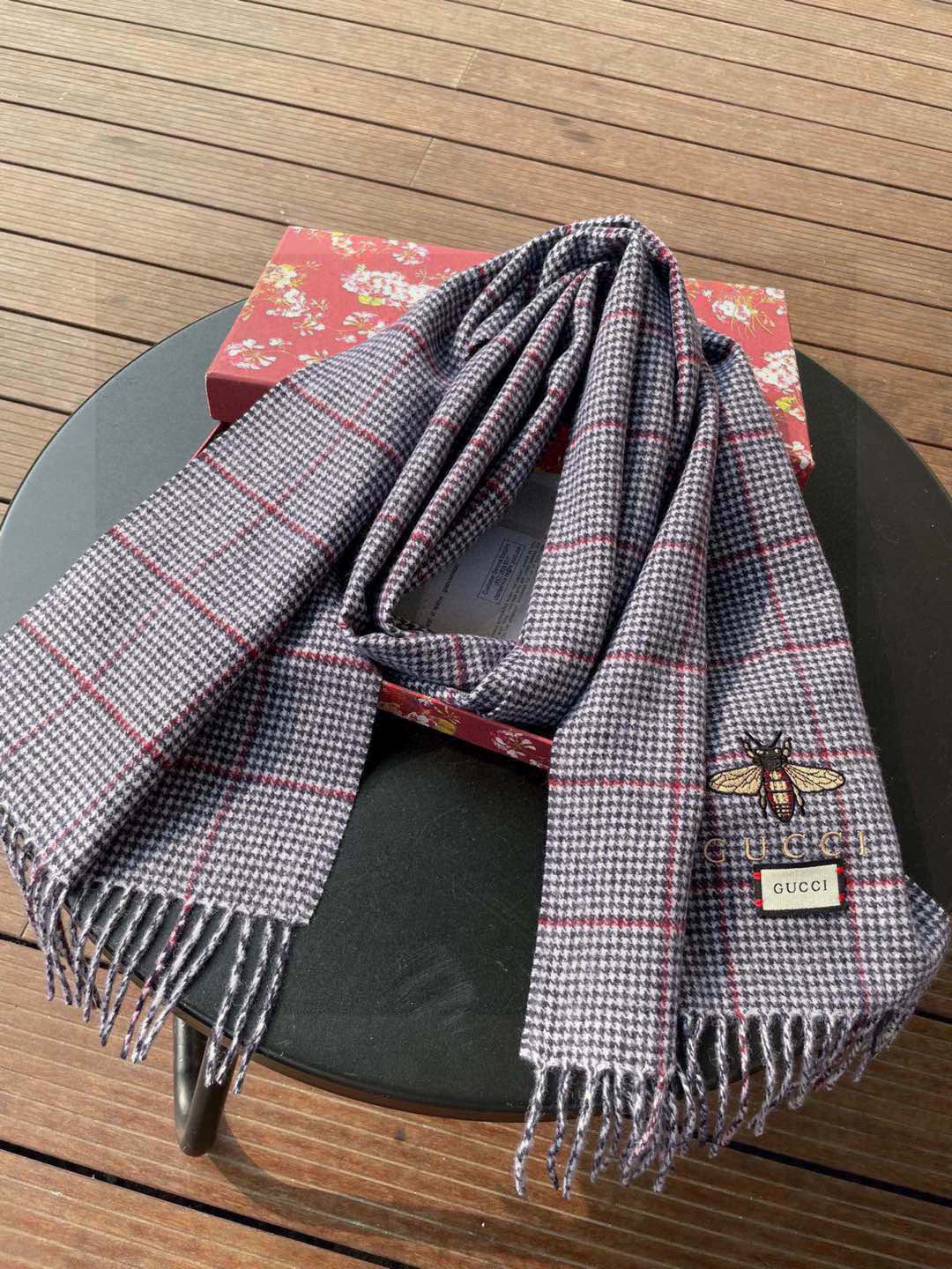 Gucci古奇羊毛围巾❗️官网发售！非常实用推荐款，限量的配色，男女围都特别好看！！两个配色。经典千鸟格