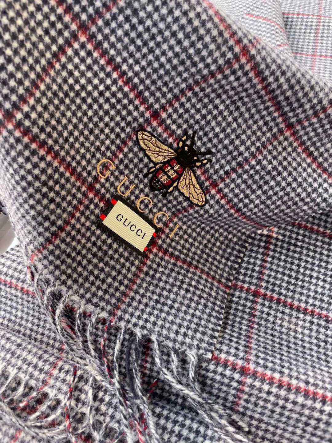 Gucci古奇羊毛围巾❗️官网发售！非常实用推荐款，限量的配色，男女围都特别好看！！两个配色。经典千鸟格