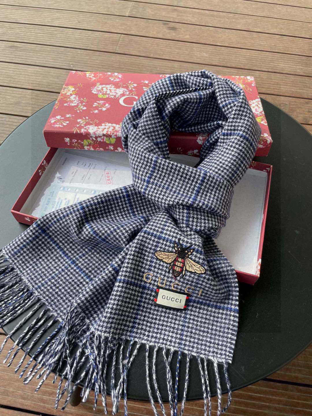 Gucci古奇羊毛围巾❗️官网发售！非常实用推荐款，限量的配色，男女围都特别好看！！两个配色。经典千鸟格