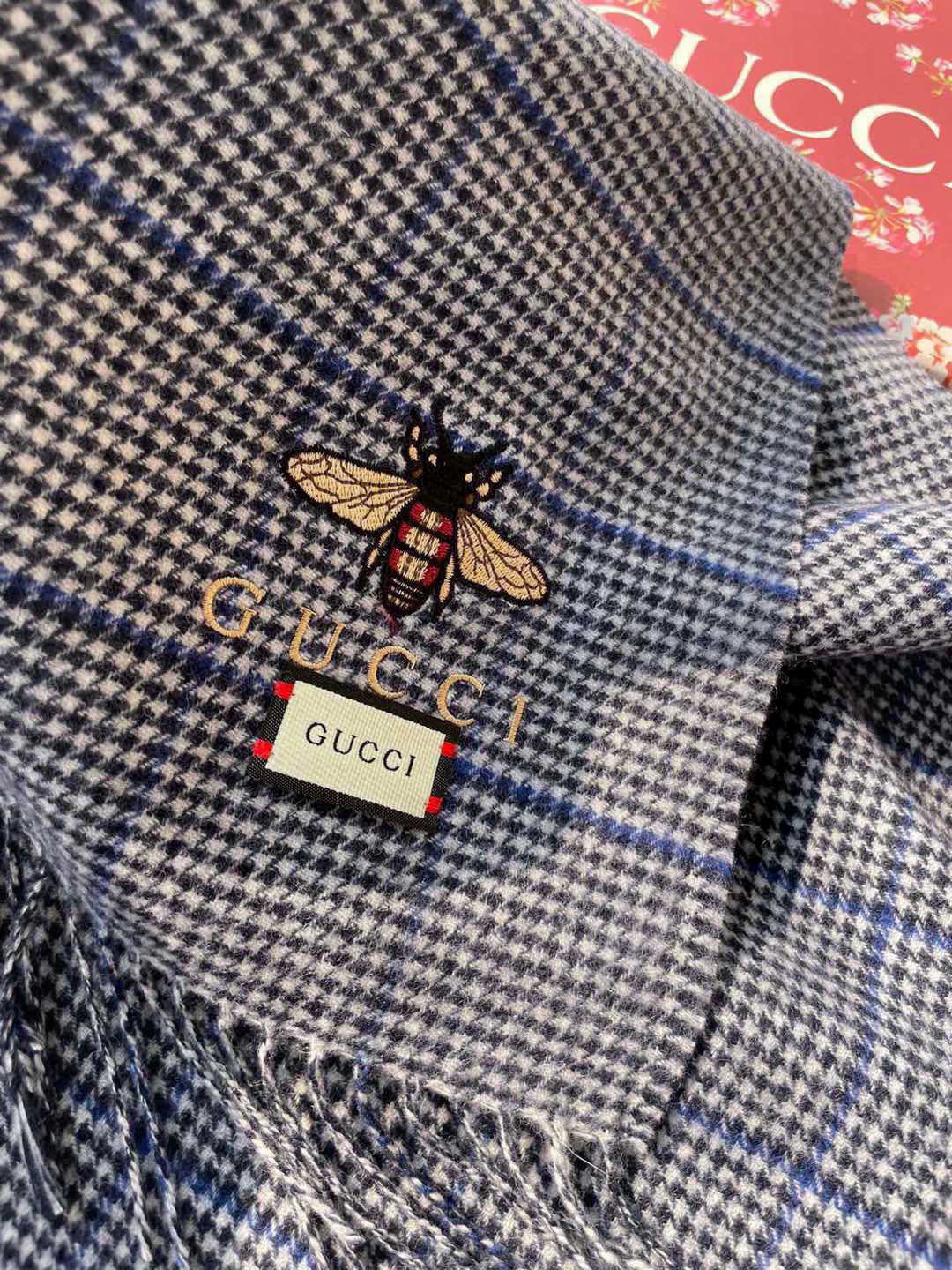 Gucci古奇羊毛围巾❗️官网发售！非常实用推荐款，限量的配色，男女围都特别好看！！两个配色。经典千鸟格
