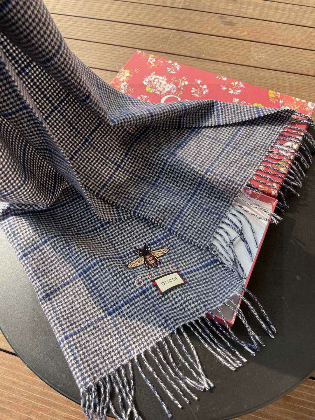 Gucci古奇羊毛围巾❗️官网发售！非常实用推荐款，限量的配色，男女围都特别好看！！两个配色。经典千鸟格