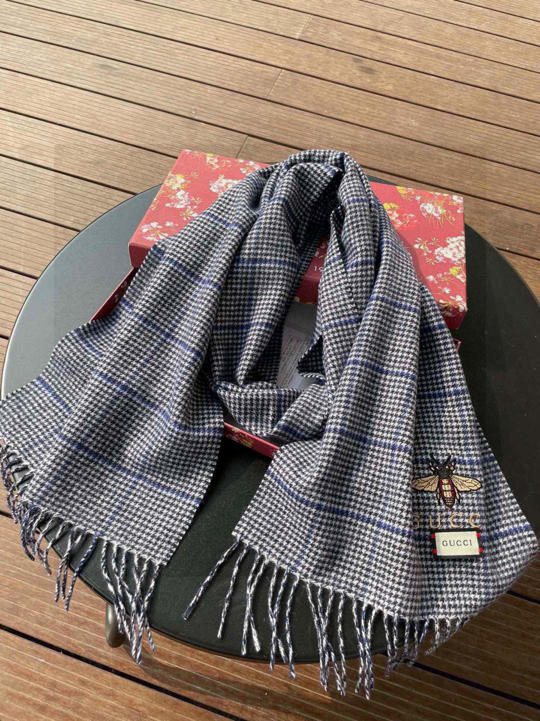 Gucci古奇羊毛围巾❗️官网发售！非常实用推荐款，限量的配色，男女围都特别好看！！两个配色。经典千鸟格