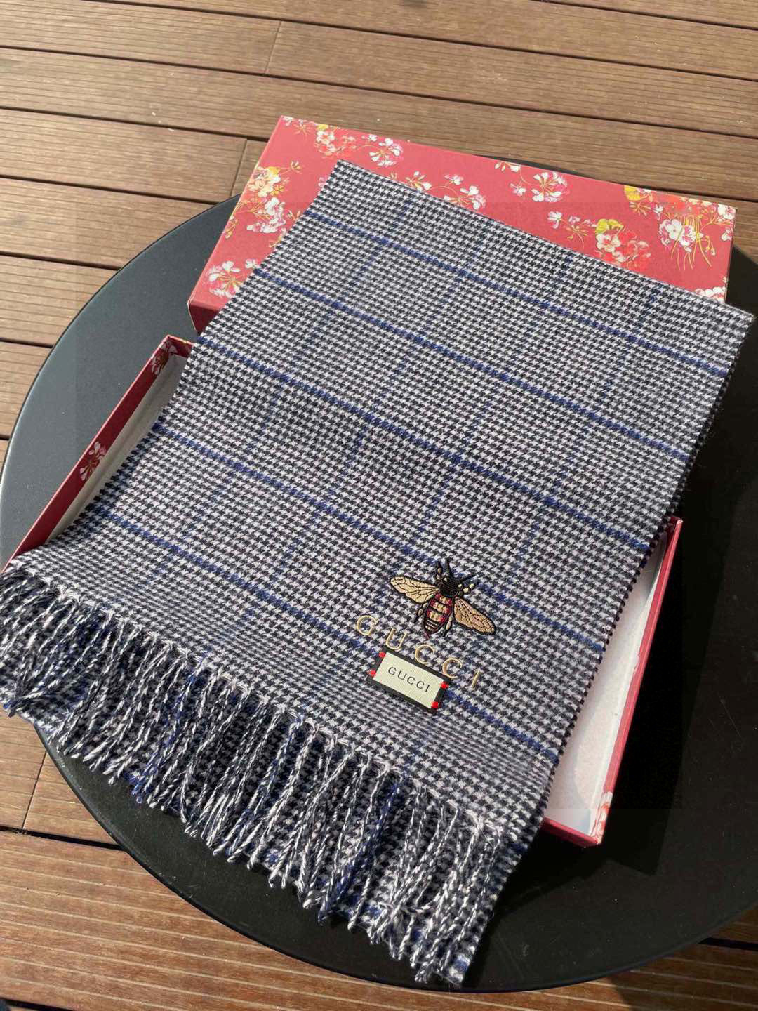 Gucci古奇羊毛围巾❗️官网发售！非常实用推荐款，限量的配色，男女围都特别好看！！两个配色。经典千鸟格