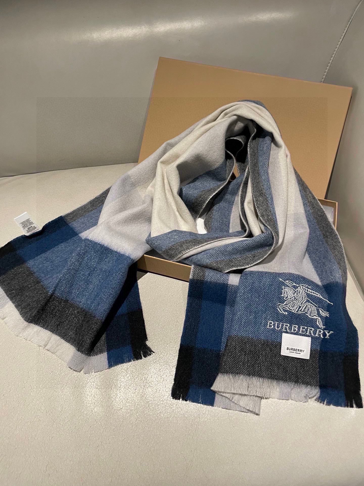 新款牛货🐮巴宝莉新品男士、女士同款小披肩✨羊绒经典格纹👐围巾♨️高尖端产物⚠️，经典logo刺绣，时尚大