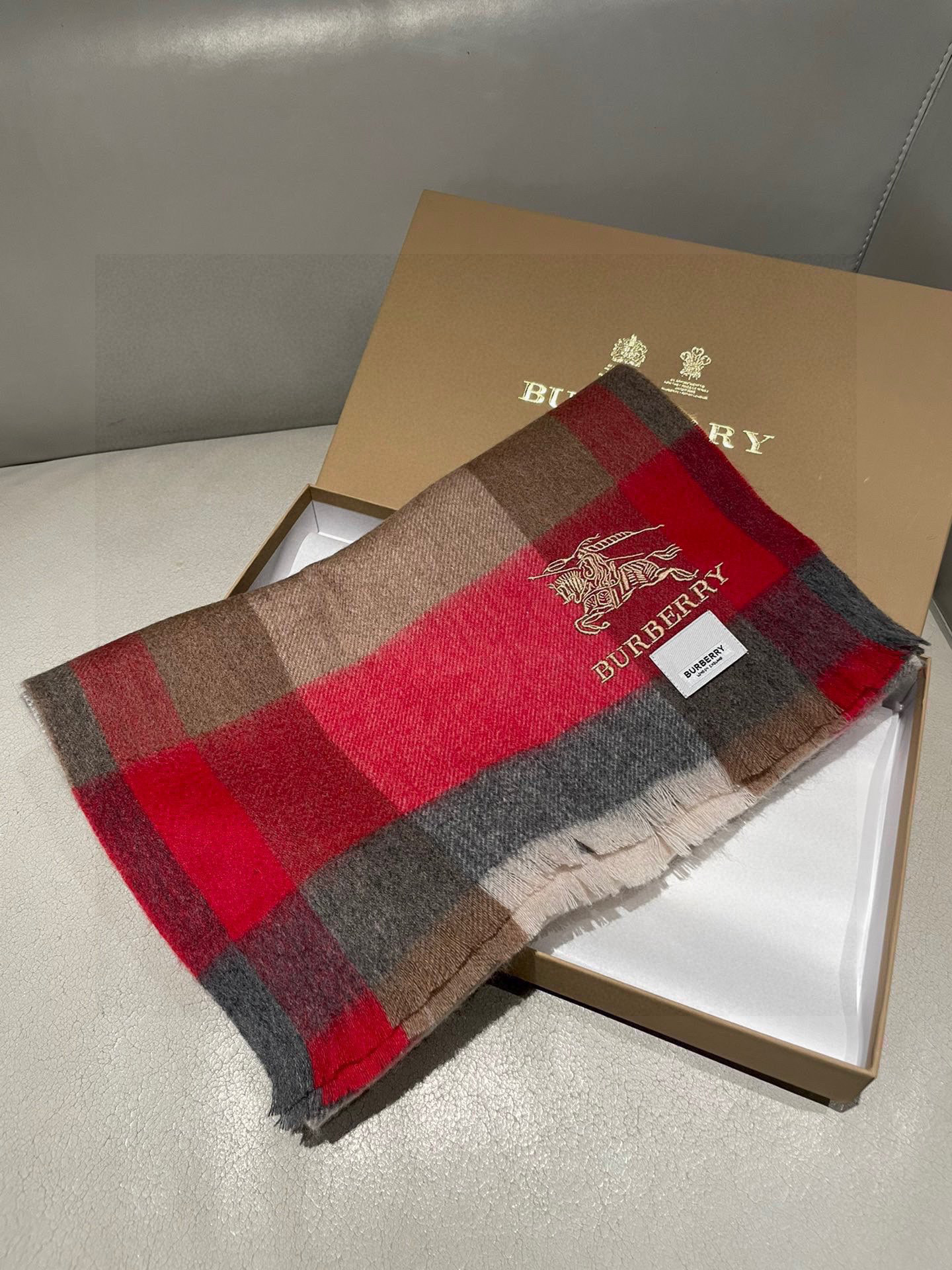 新款牛货🐮巴宝莉新品男士、女士同款小披肩✨羊绒经典格纹👐围巾♨️高尖端产物⚠️，经典logo刺绣，时尚大