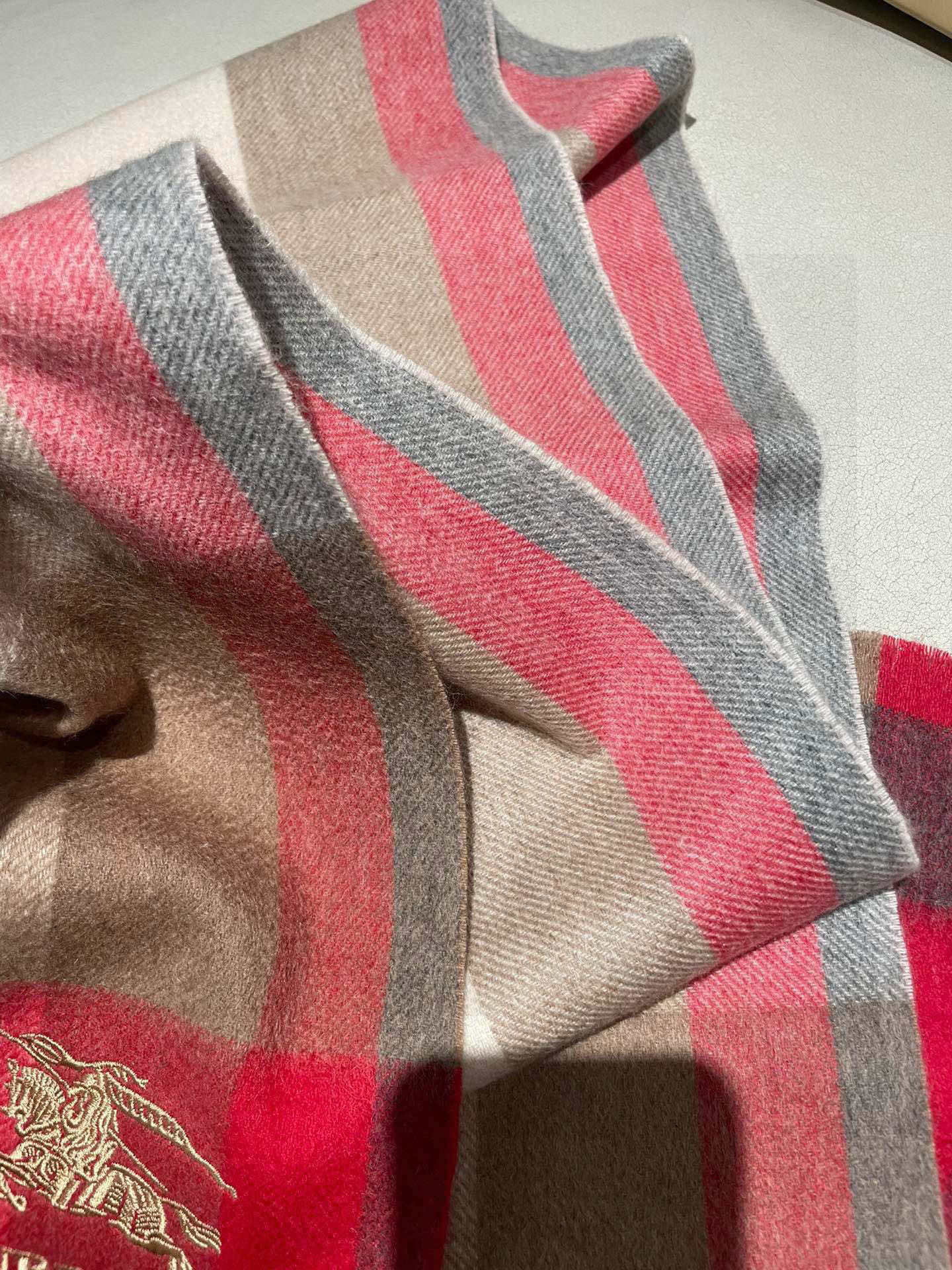 新款牛货🐮巴宝莉新品男士、女士同款小披肩✨羊绒经典格纹👐围巾♨️高尖端产物⚠️，经典logo刺绣，时尚大