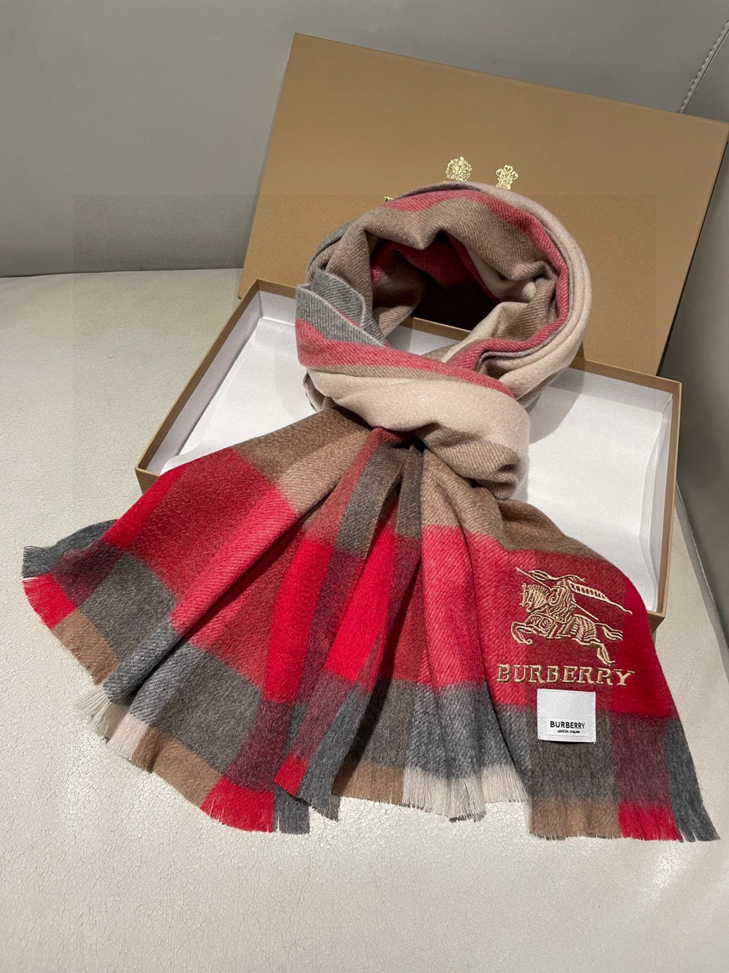 新款牛货🐮巴宝莉新品男士、女士同款小披肩✨羊绒经典格纹👐围巾♨️高尖端产物⚠️，经典logo刺绣，时尚大