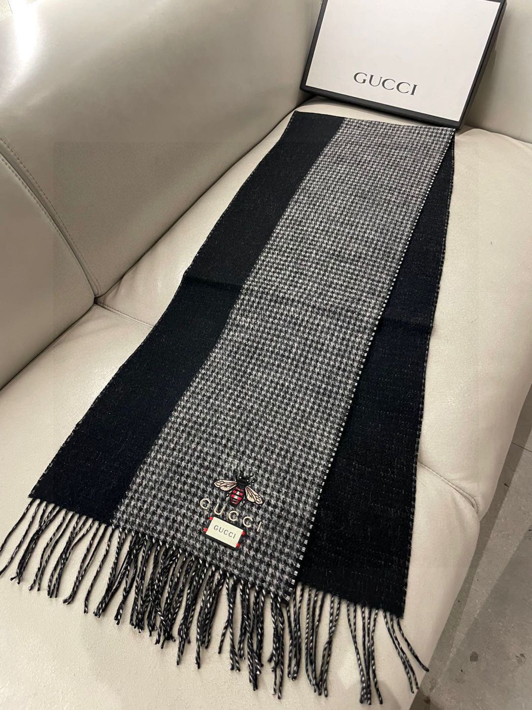 新款古奇Gucci专柜🐝双面羊绒围巾🧣💪🏻打造今年秋‮最冬‬美的💁 拼色的‮纹条‬设计💋搭配‮下时‬最流