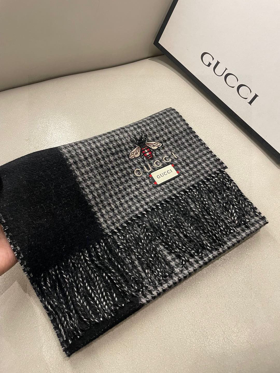 新款古奇Gucci专柜🐝双面羊绒围巾🧣💪🏻打造今年秋‮最冬‬美的💁 拼色的‮纹条‬设计💋搭配‮下时‬最流