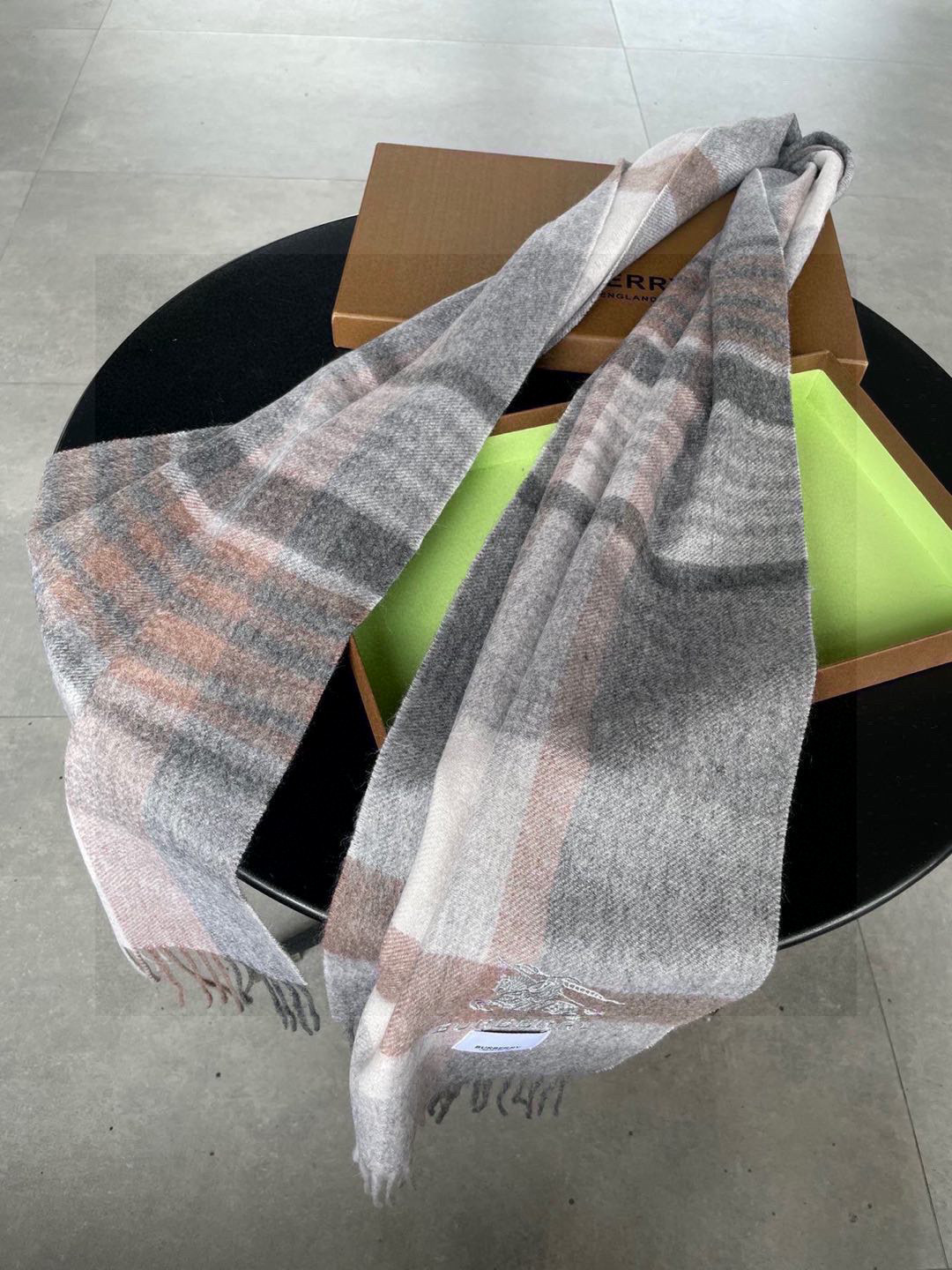 巴宝莉Bur羊绒格子好看的要疯掉了，太有型太有魅力了！！！非常斯文时尚的秋冬单品！真的很喜欢，非常Cla