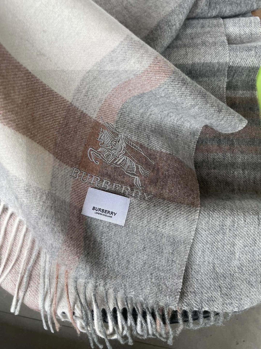 巴宝莉Bur羊绒格子好看的要疯掉了，太有型太有魅力了！！！非常斯文时尚的秋冬单品！真的很喜欢，非常Cla