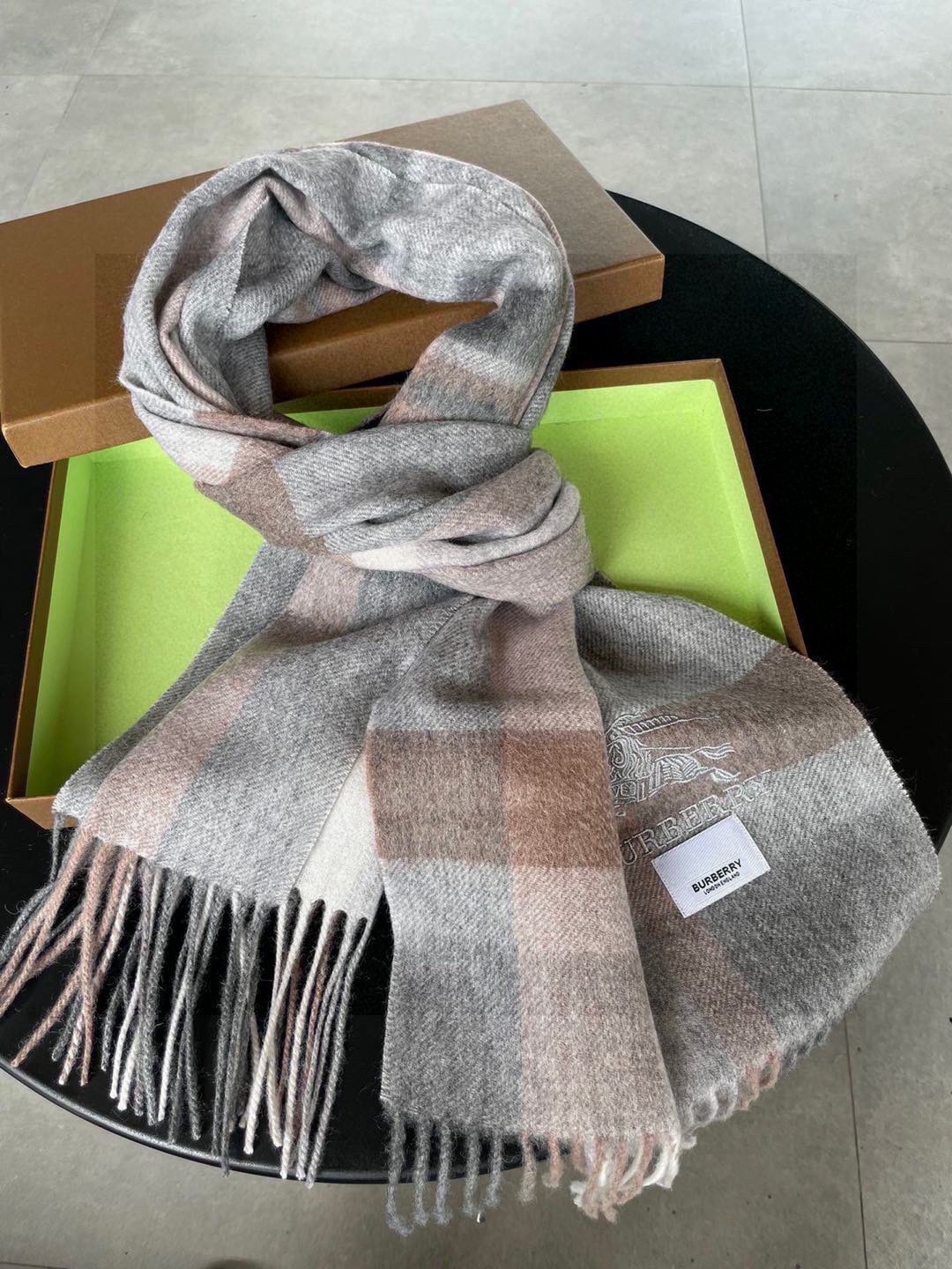 巴宝莉Bur羊绒格子好看的要疯掉了，太有型太有魅力了！！！非常斯文时尚的秋冬单品！真的很喜欢，非常Cla