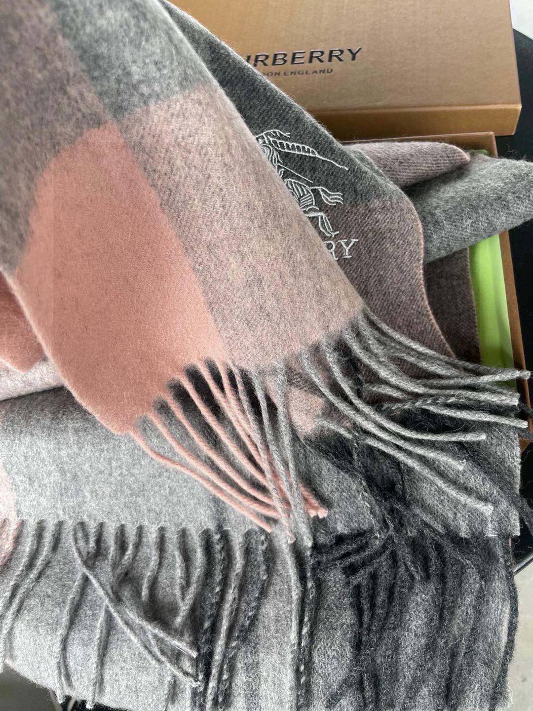 巴宝莉Bur羊绒格子好看的要疯掉了，太有型太有魅力了！！！非常斯文时尚的秋冬单品！真的很喜欢，非常Cla