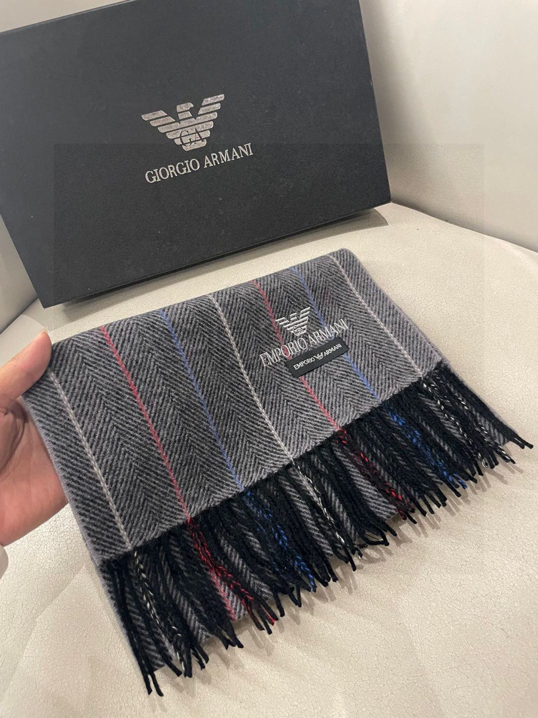 。阿玛尼海外专柜条纹拼色最新男士羊羔毛围巾～惊爆上架🎉国内专柜都没上架，从款式到面料都很赞🎻，经典的条纹