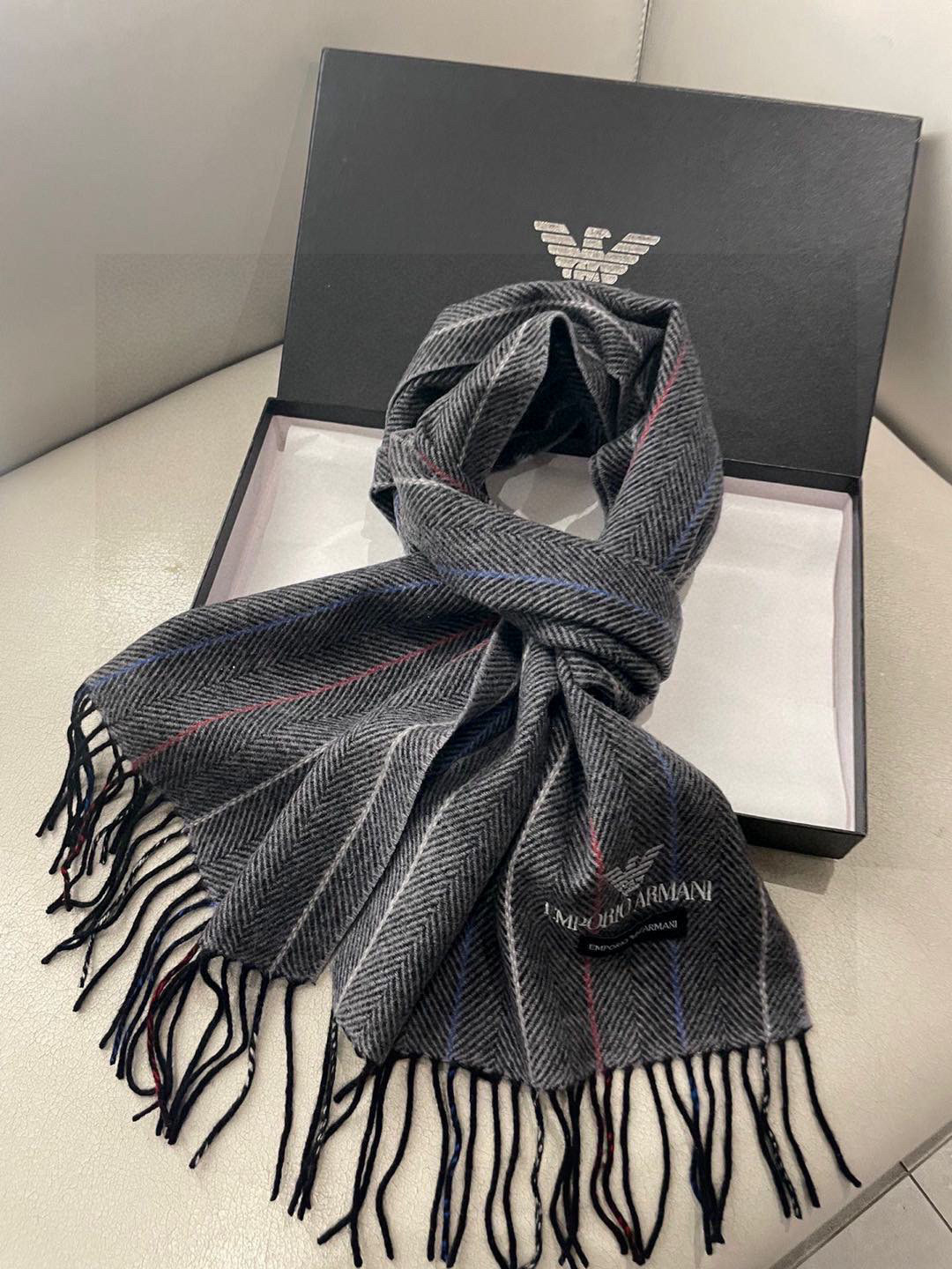 。阿玛尼海外专柜条纹拼色最新男士羊羔毛围巾～惊爆上架🎉国内专柜都没上架，从款式到面料都很赞🎻，经典的条纹
