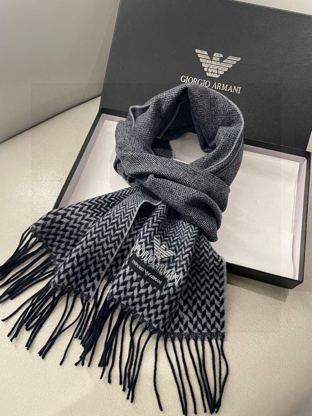 。阿玛尼海外专柜条纹拼色最新男士羊羔毛围巾～惊爆上架🎉国内专柜都没上架，从款式到面料都很赞🎻，经典的条纹