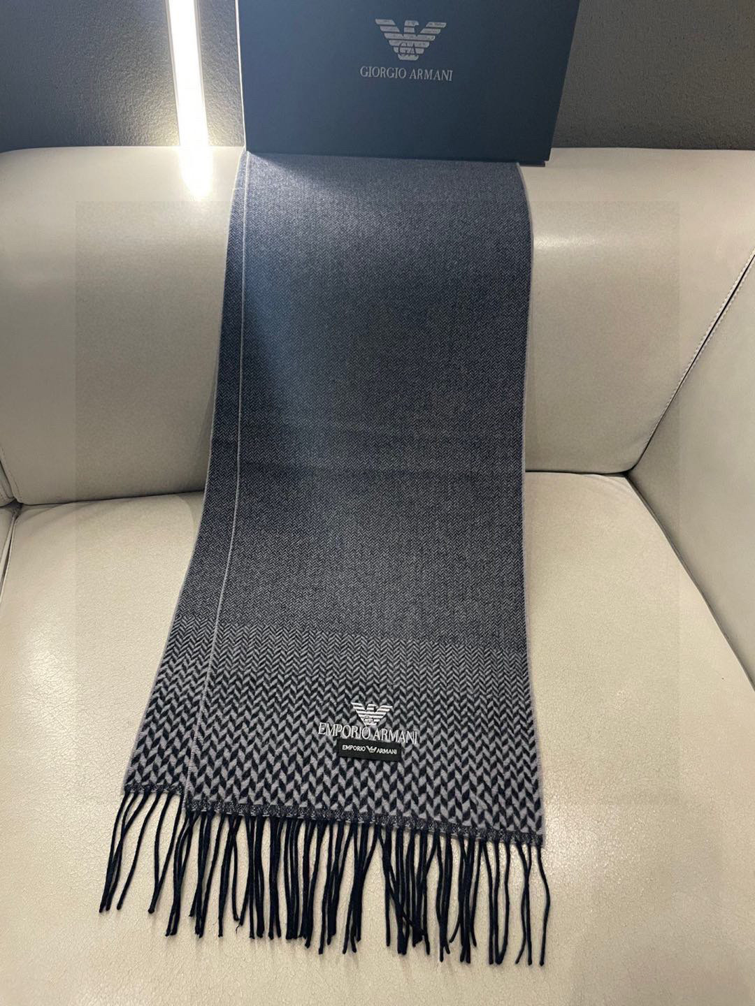 。阿玛尼海外专柜条纹拼色最新男士羊羔毛围巾～惊爆上架🎉国内专柜都没上架，从款式到面料都很赞🎻，经典的条纹